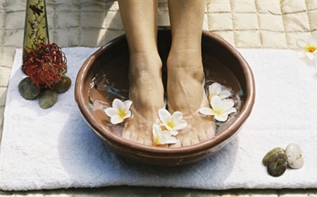 Hướng dẫn cách làm muối ngâm chân thảo dược tại nhà đơn giản nhất